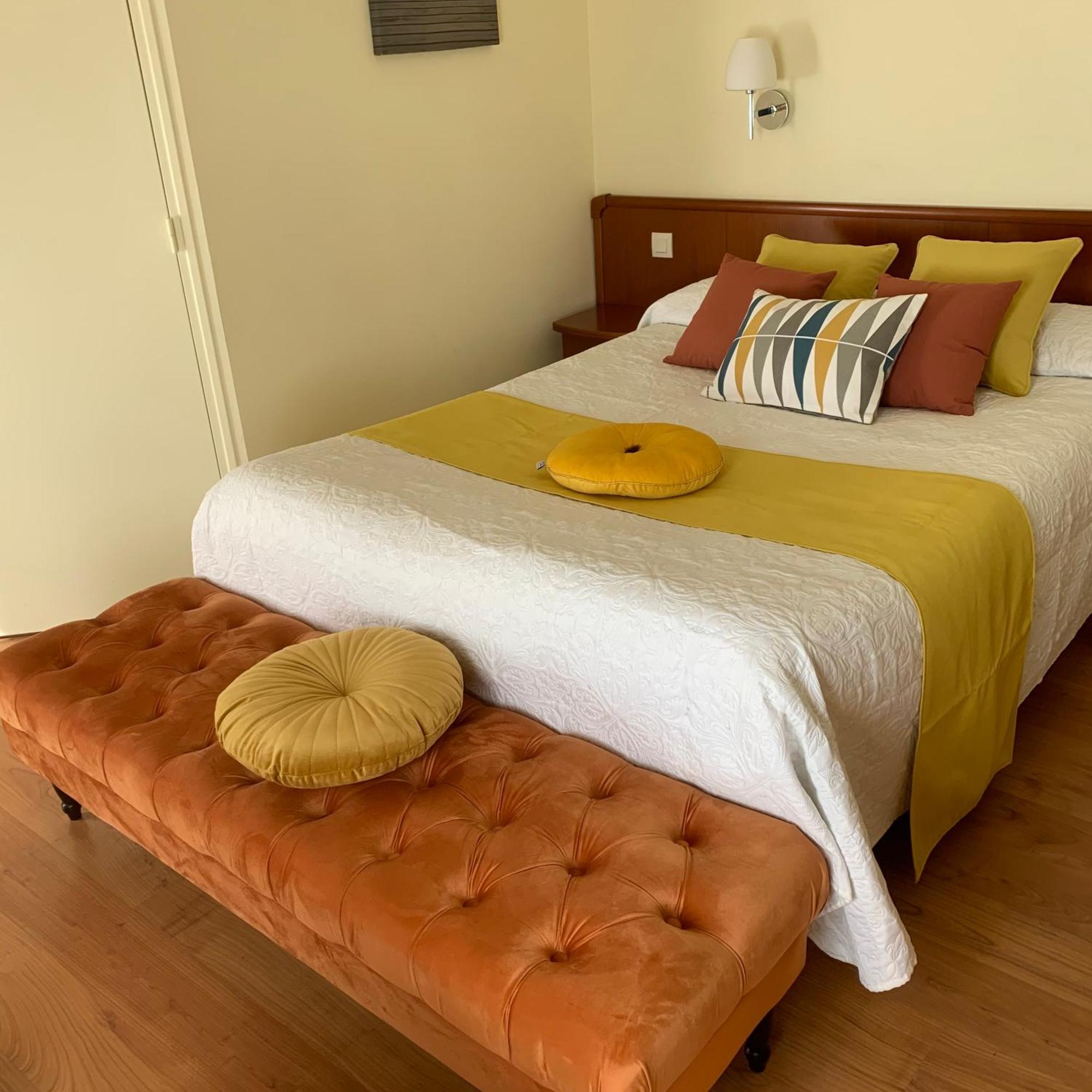 Auberge Du Cheval Blanc Beaumont-Pied-de-Boeuf  Екстер'єр фото