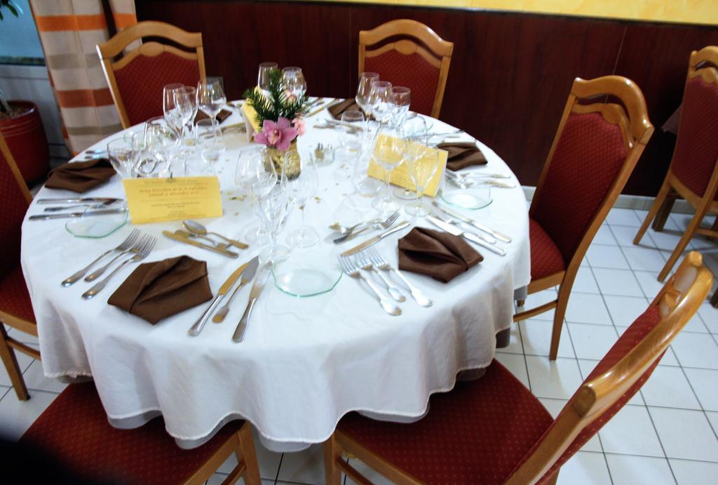 Auberge Du Cheval Blanc Beaumont-Pied-de-Boeuf  Екстер'єр фото